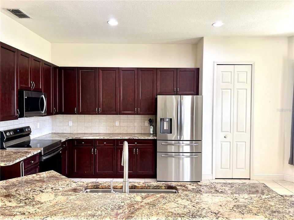 For Rent: $2,900 (4 beds, 3 baths, 2762 Square Feet)