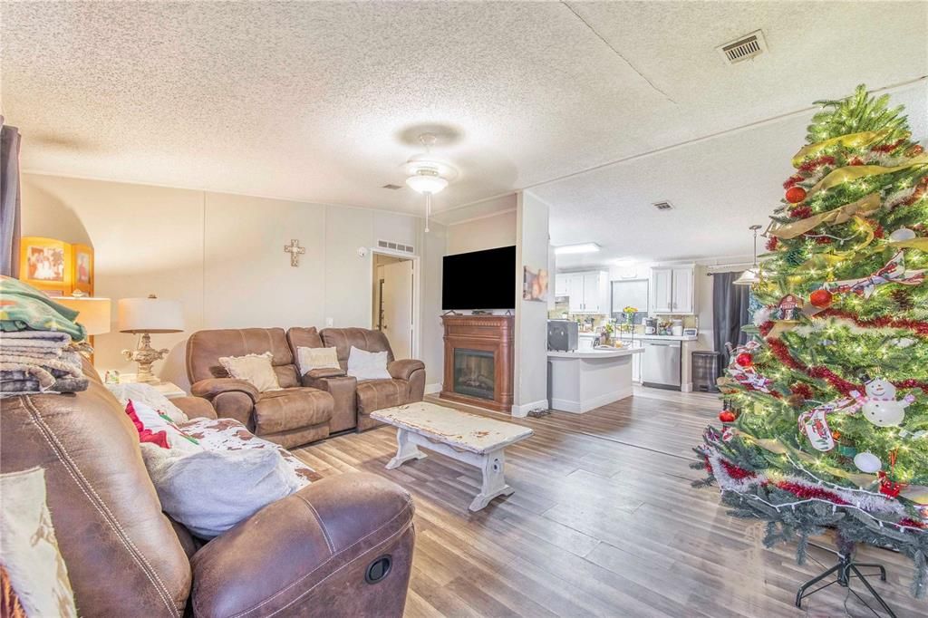 For Sale: $169,000 (3 beds, 2 baths, 1188 Square Feet)