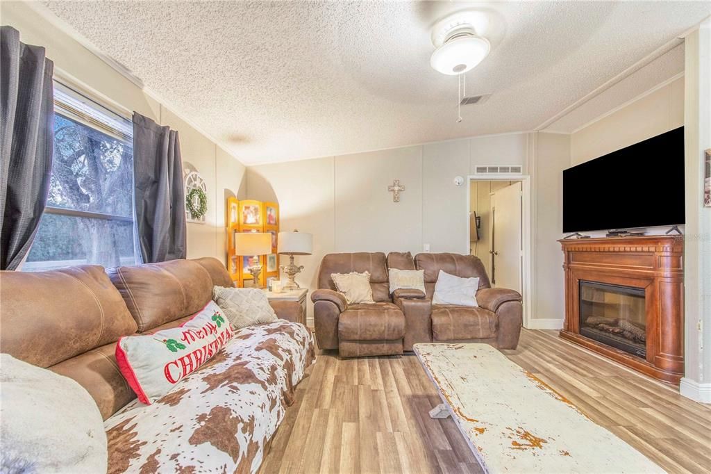 For Sale: $169,000 (3 beds, 2 baths, 1188 Square Feet)