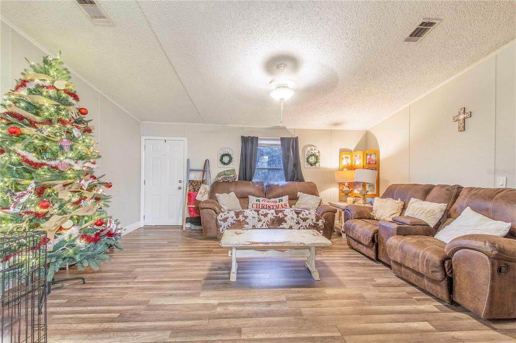 For Sale: $169,000 (3 beds, 2 baths, 1188 Square Feet)