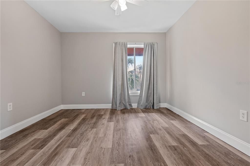 待售: $99,900 (1 贝兹, 1 浴室, 710 平方英尺)