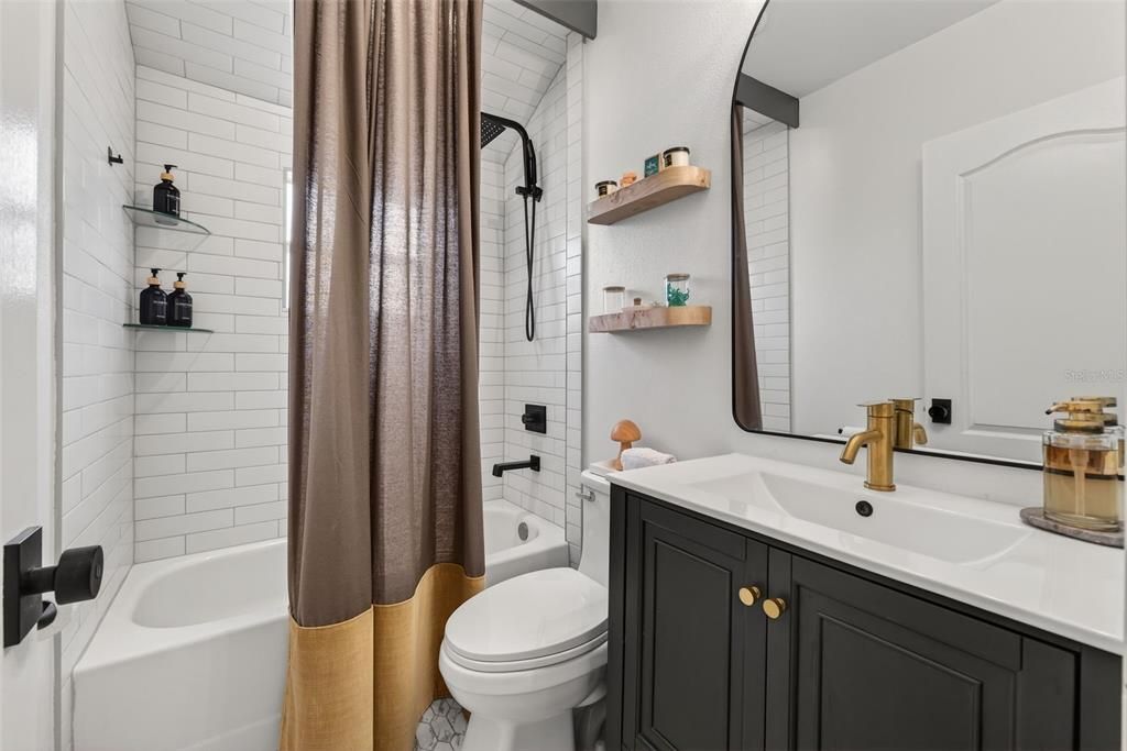 For Sale: $429,000 (2 beds, 1 baths, 1048 Square Feet)