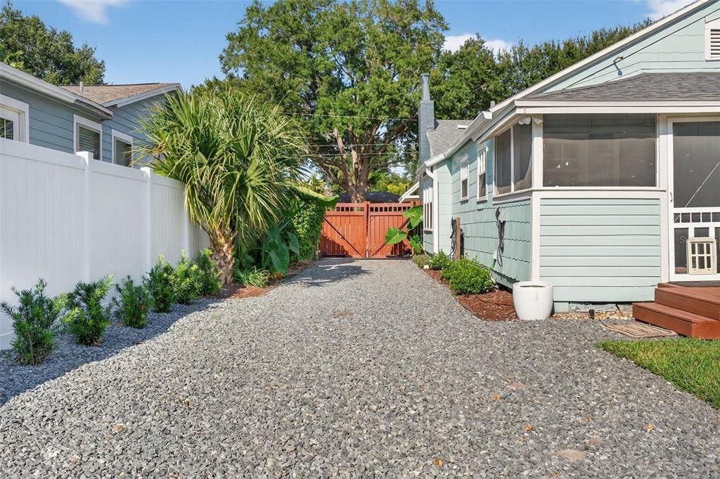 For Sale: $429,000 (2 beds, 1 baths, 1048 Square Feet)