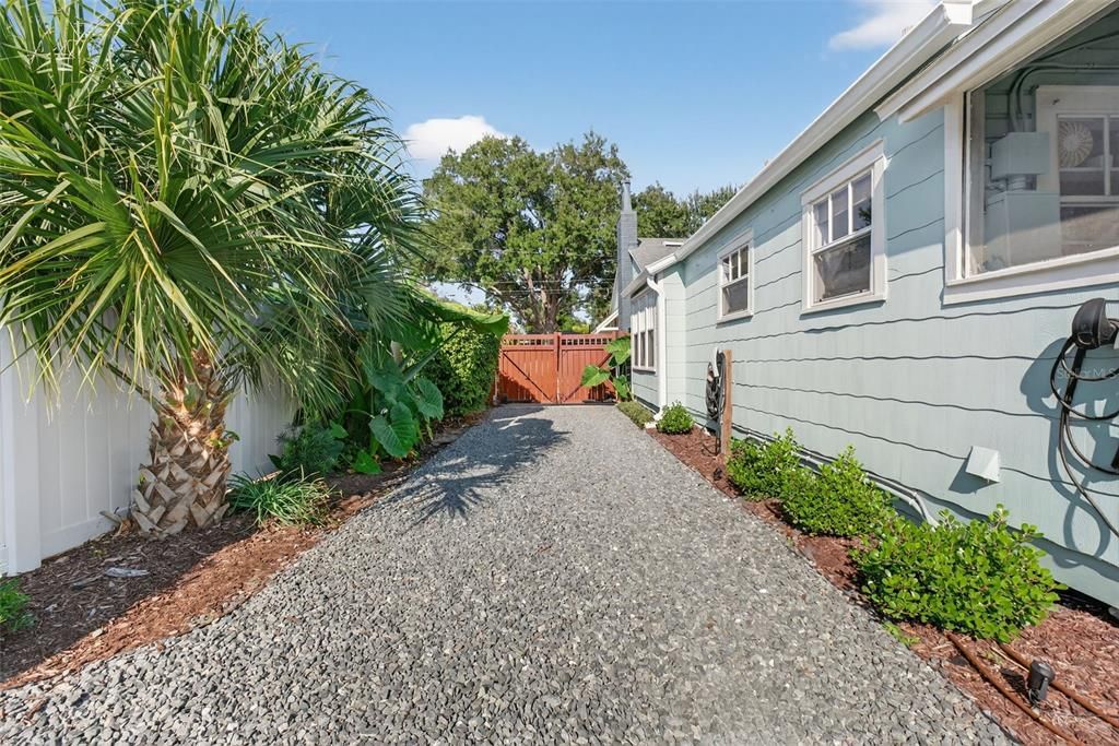 For Sale: $429,000 (2 beds, 1 baths, 1048 Square Feet)