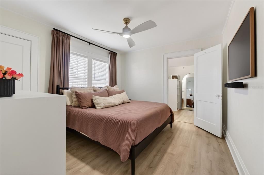 For Sale: $429,000 (2 beds, 1 baths, 1048 Square Feet)