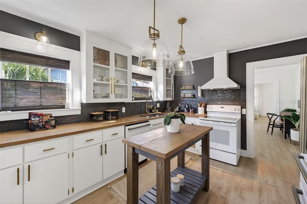 For Sale: $429,000 (2 beds, 1 baths, 1048 Square Feet)