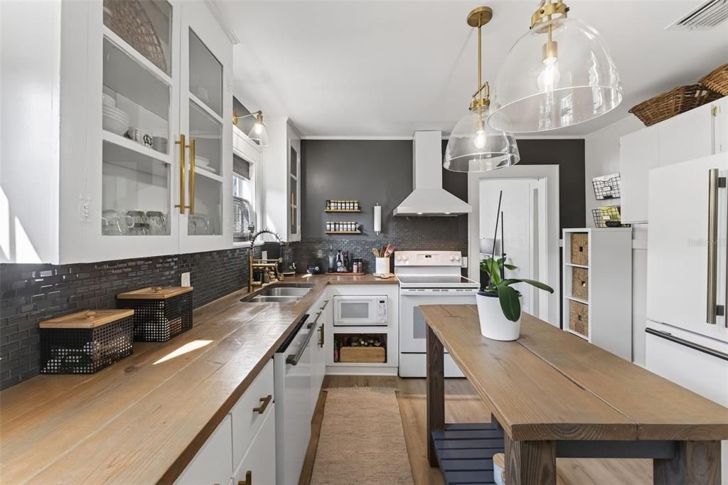 For Sale: $429,000 (2 beds, 1 baths, 1048 Square Feet)