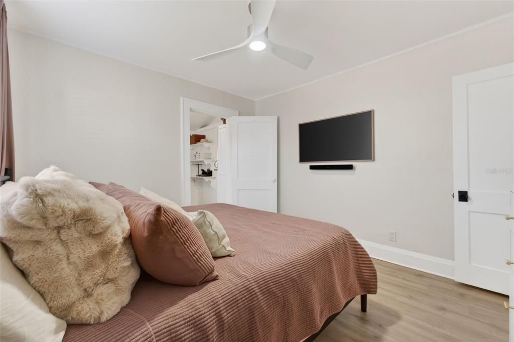 For Sale: $429,000 (2 beds, 1 baths, 1048 Square Feet)