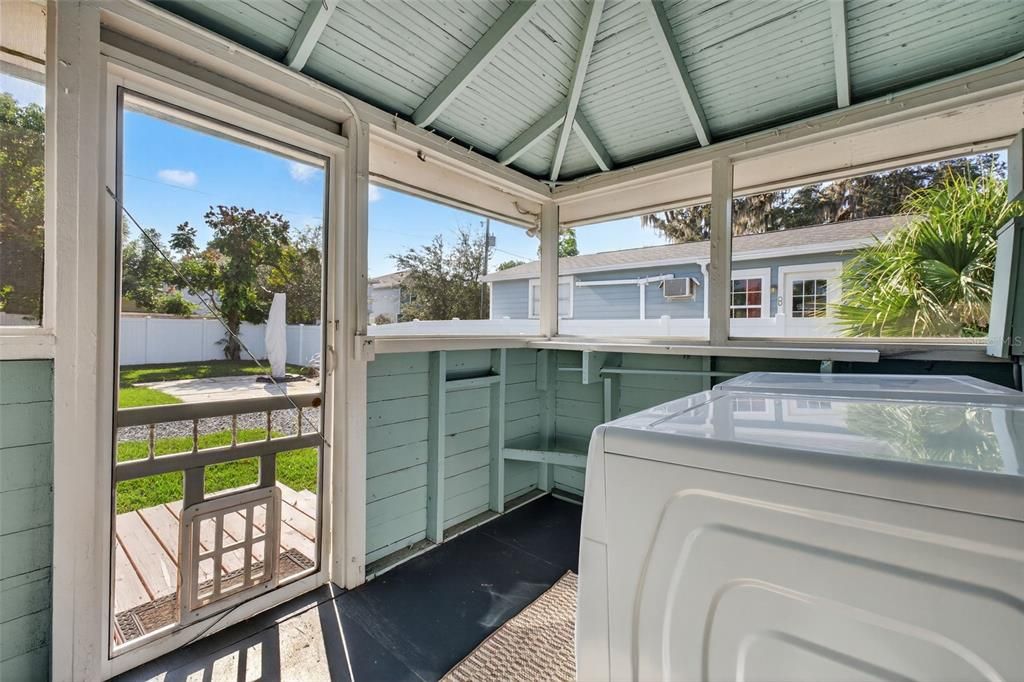 For Sale: $429,000 (2 beds, 1 baths, 1048 Square Feet)