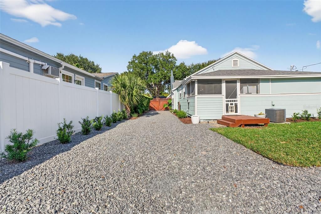 For Sale: $429,000 (2 beds, 1 baths, 1048 Square Feet)