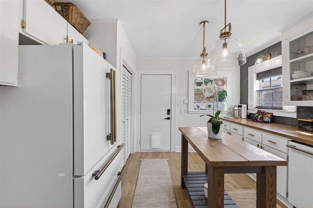 For Sale: $429,000 (2 beds, 1 baths, 1048 Square Feet)