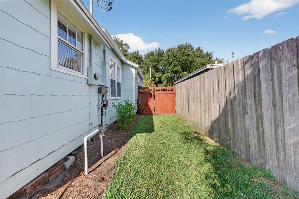 For Sale: $429,000 (2 beds, 1 baths, 1048 Square Feet)