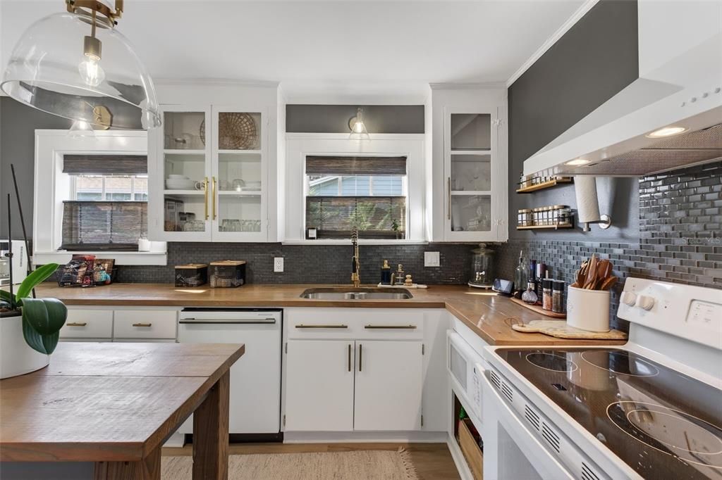 For Sale: $429,000 (2 beds, 1 baths, 1048 Square Feet)