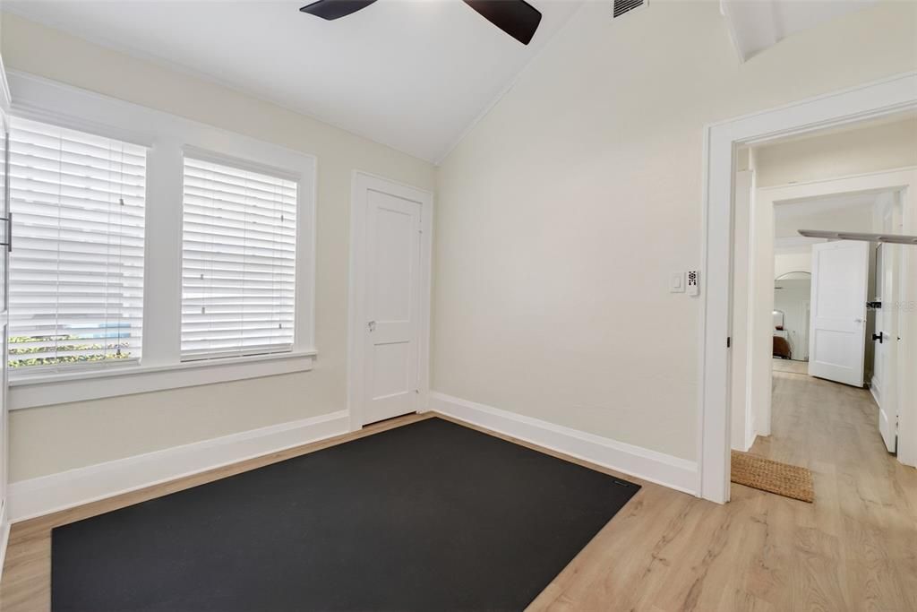 For Sale: $429,000 (2 beds, 1 baths, 1048 Square Feet)