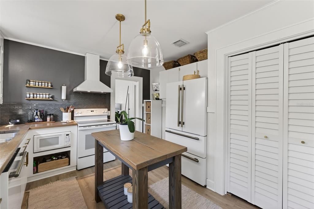 For Sale: $429,000 (2 beds, 1 baths, 1048 Square Feet)