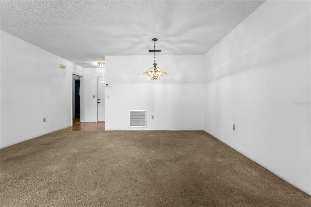 待售: $220,000 (2 贝兹, 2 浴室, 1374 平方英尺)