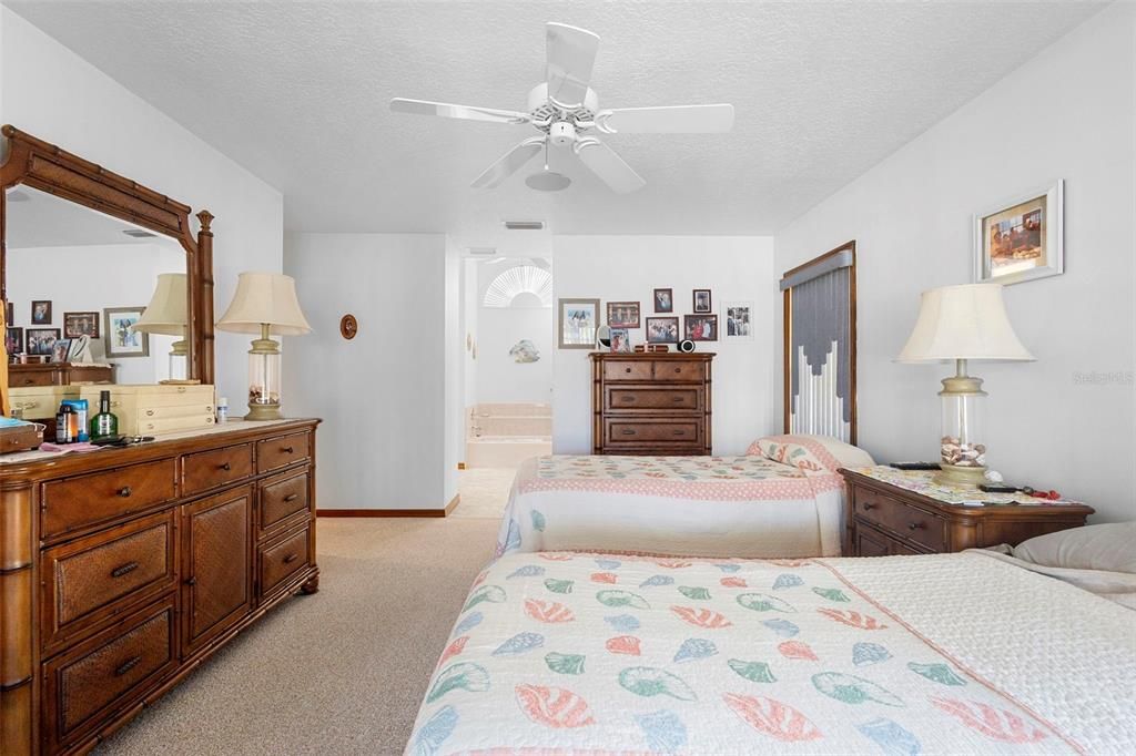 На продажу: $400,000 (3 спален, 2 ванн, 1911 Квадратных фут)