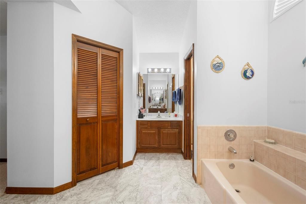 На продажу: $400,000 (3 спален, 2 ванн, 1911 Квадратных фут)