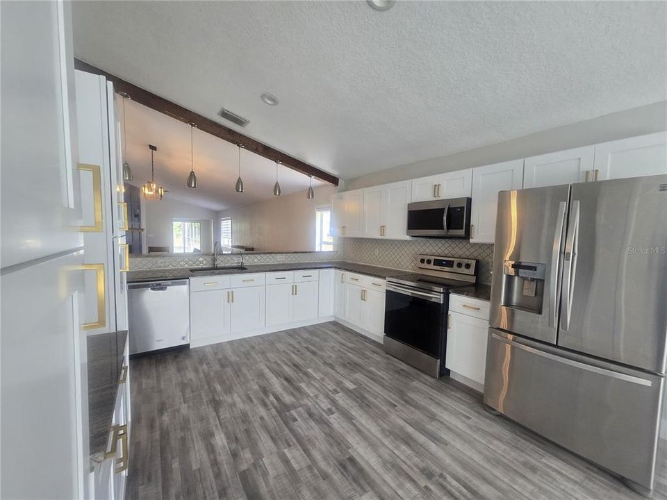 For Sale: $550,000 (3 beds, 3 baths, 2282 Square Feet)