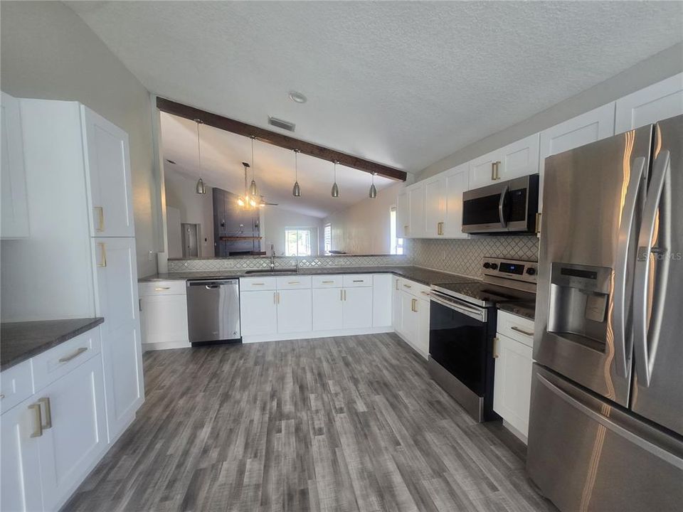 For Sale: $550,000 (3 beds, 3 baths, 2282 Square Feet)