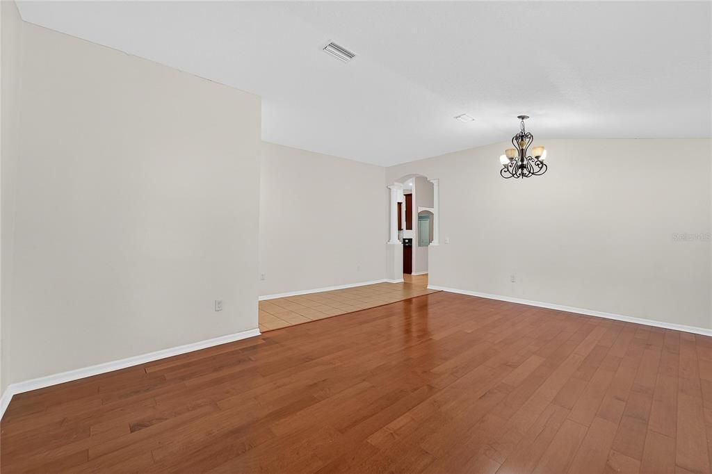 出租: $2,500 (4 贝兹, 2 浴室, 2070 平方英尺)