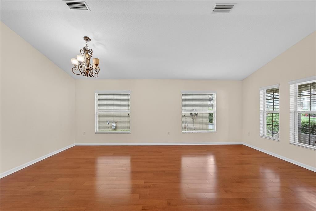 出租: $2,500 (4 贝兹, 2 浴室, 2070 平方英尺)