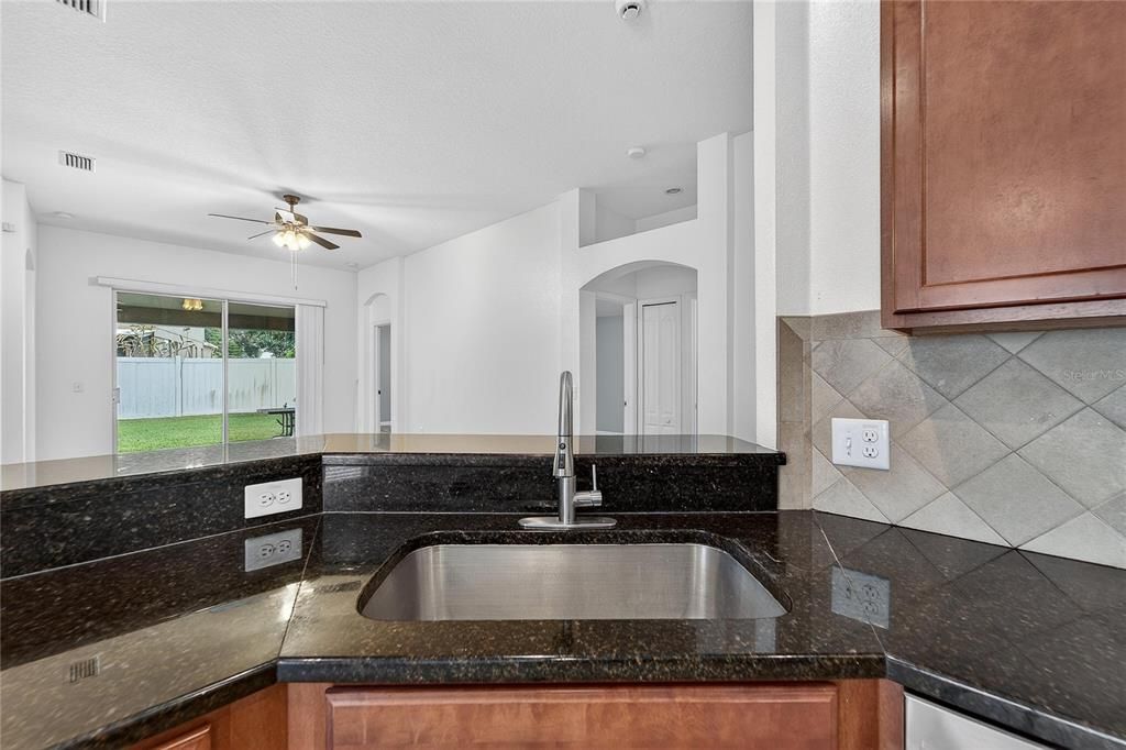 出租: $2,500 (4 贝兹, 2 浴室, 2070 平方英尺)