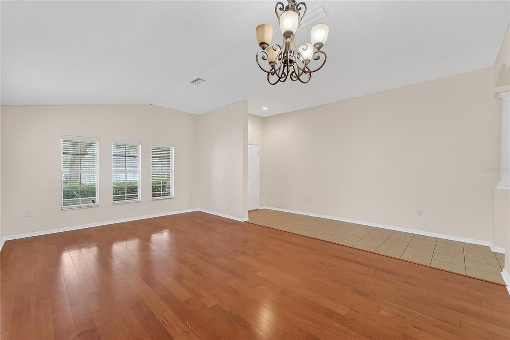 出租: $2,500 (4 贝兹, 2 浴室, 2070 平方英尺)