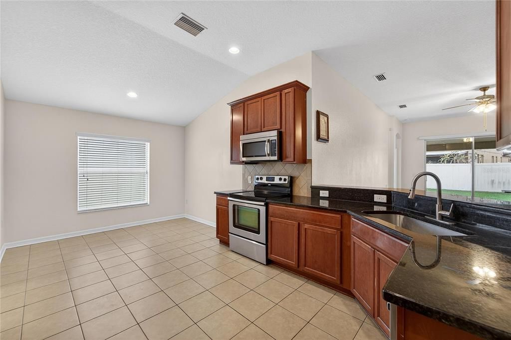 出租: $2,500 (4 贝兹, 2 浴室, 2070 平方英尺)