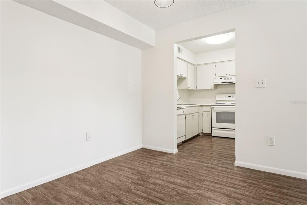 For Sale: $220,000 (2 beds, 2 baths, 920 Square Feet)