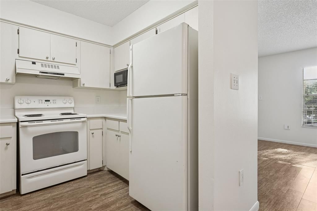 For Sale: $220,000 (2 beds, 2 baths, 920 Square Feet)
