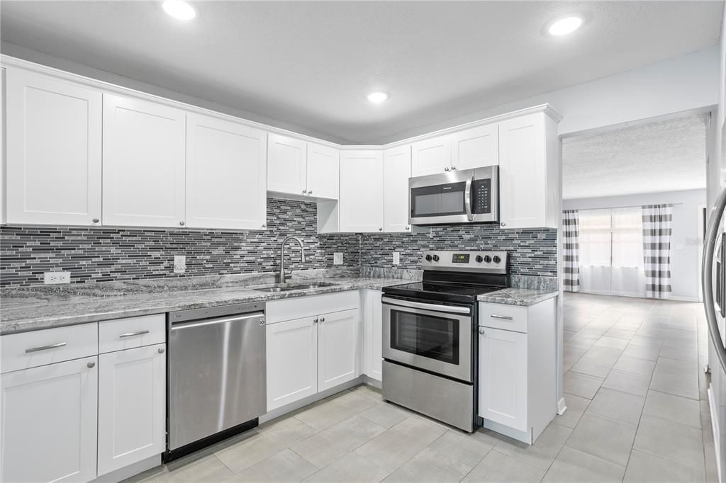 For Sale: $240,000 (2 beds, 2 baths, 1035 Square Feet)