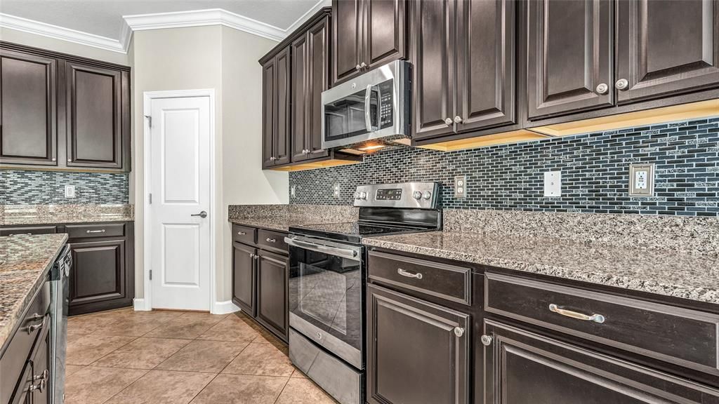 For Rent: $3,000 (4 beds, 2 baths, 2334 Square Feet)