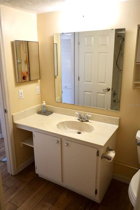 合同活跃: $129,900 (2 贝兹, 2 浴室, 1044 平方英尺)