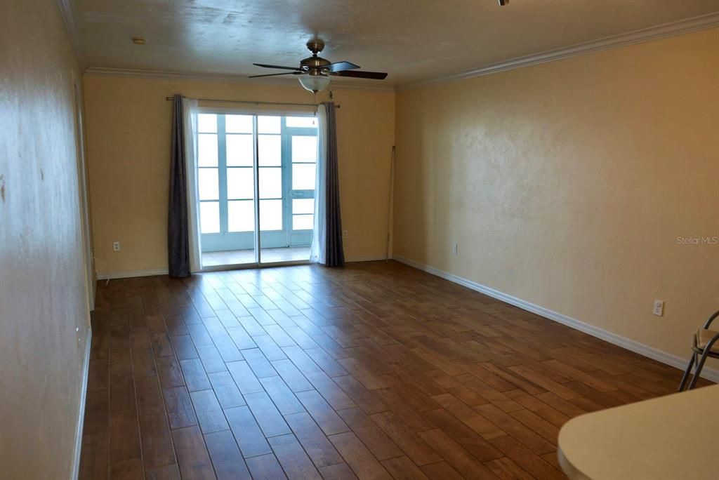 合同活跃: $129,900 (2 贝兹, 2 浴室, 1044 平方英尺)