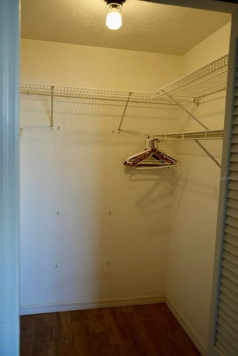 合同活跃: $129,900 (2 贝兹, 2 浴室, 1044 平方英尺)