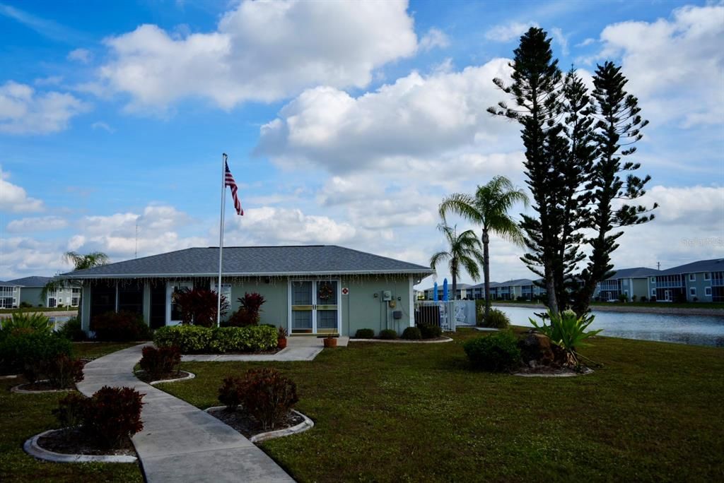 合同活跃: $129,900 (2 贝兹, 2 浴室, 1044 平方英尺)