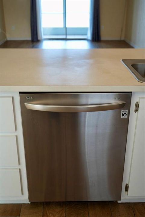 合同活跃: $129,900 (2 贝兹, 2 浴室, 1044 平方英尺)