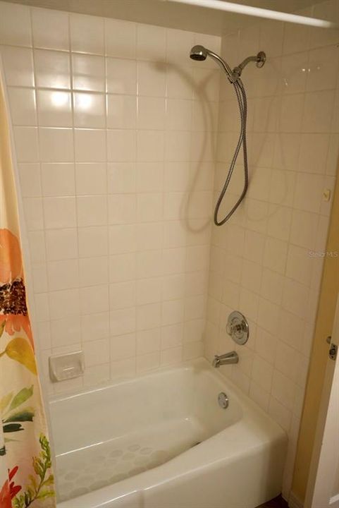 合同活跃: $129,900 (2 贝兹, 2 浴室, 1044 平方英尺)