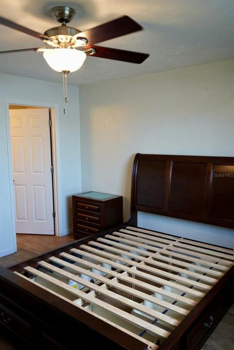 合同活跃: $129,900 (2 贝兹, 2 浴室, 1044 平方英尺)