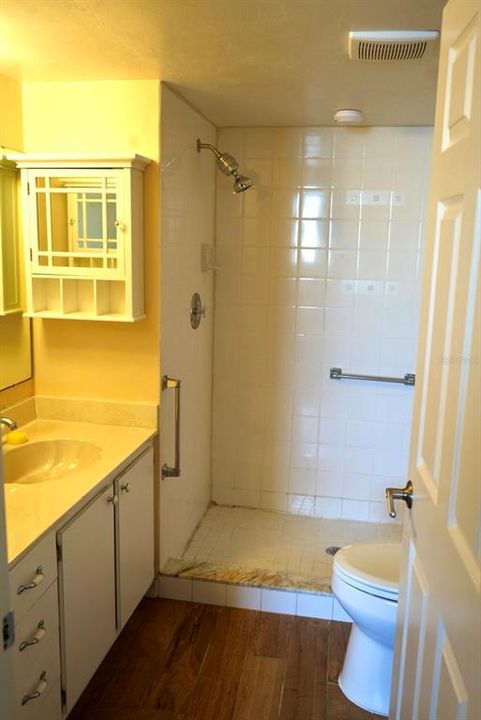 合同活跃: $129,900 (2 贝兹, 2 浴室, 1044 平方英尺)