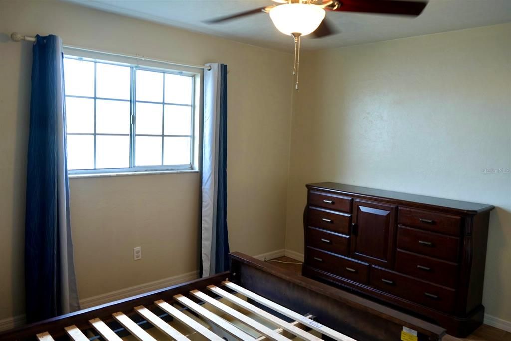 合同活跃: $129,900 (2 贝兹, 2 浴室, 1044 平方英尺)