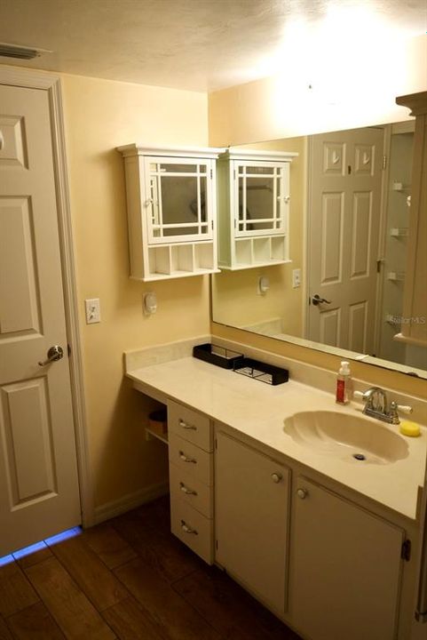 合同活跃: $129,900 (2 贝兹, 2 浴室, 1044 平方英尺)