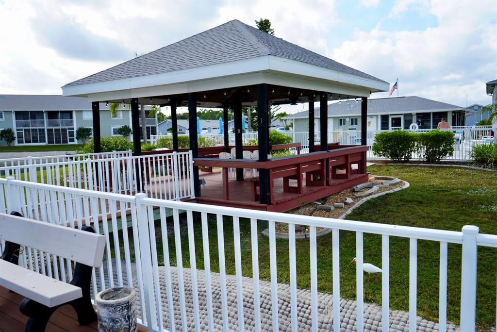 合同活跃: $129,900 (2 贝兹, 2 浴室, 1044 平方英尺)