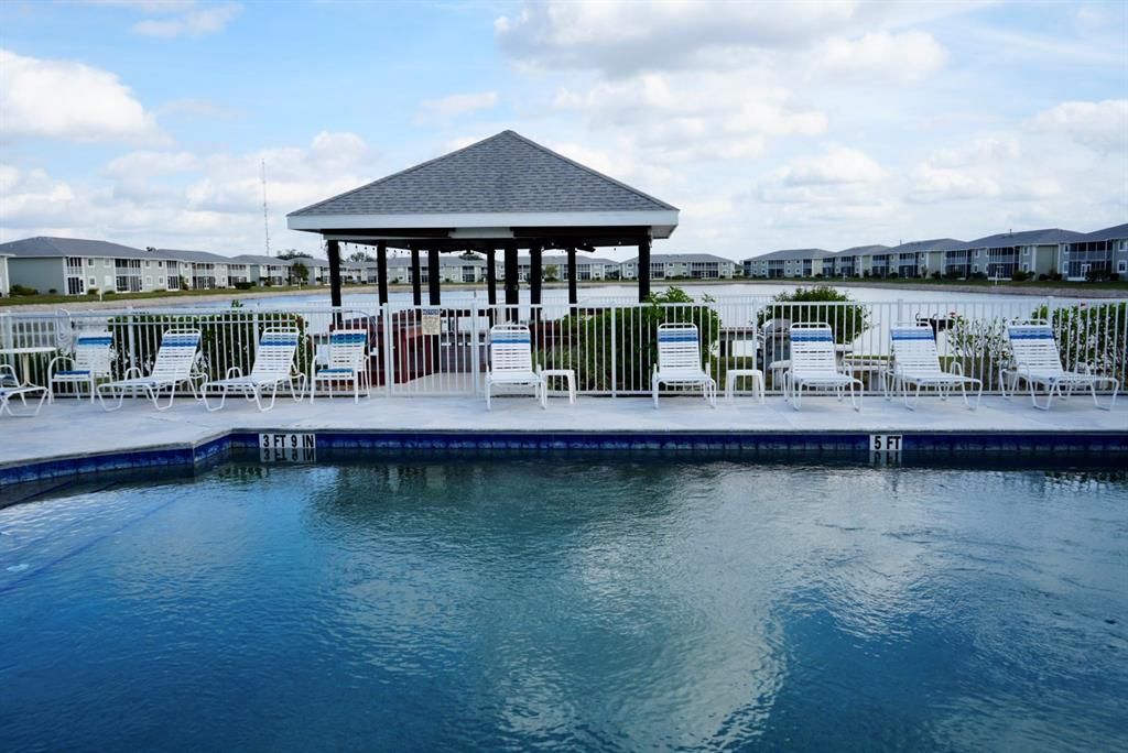 合同活跃: $129,900 (2 贝兹, 2 浴室, 1044 平方英尺)