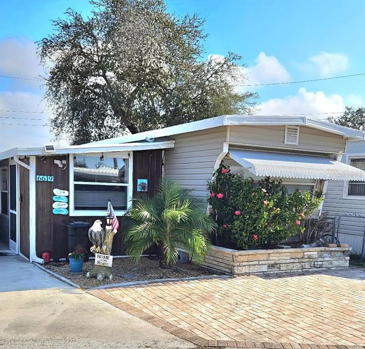 For Sale: $176,500 (2 beds, 2 baths, 820 Square Feet)