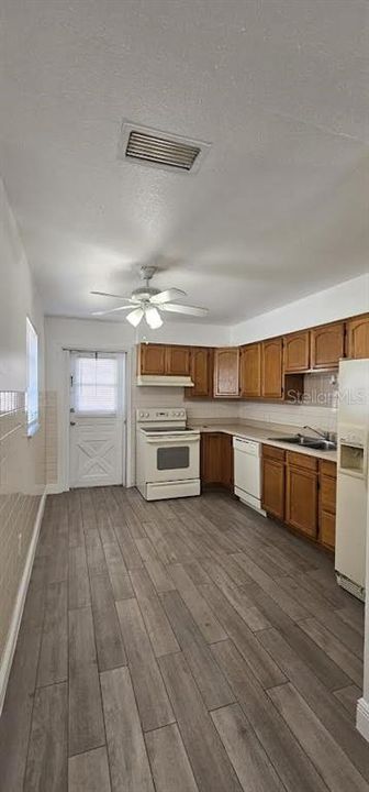 For Rent: $1,600 (3 beds, 2 baths, 740 Square Feet)