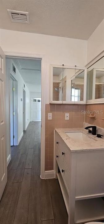 For Rent: $1,600 (3 beds, 2 baths, 740 Square Feet)