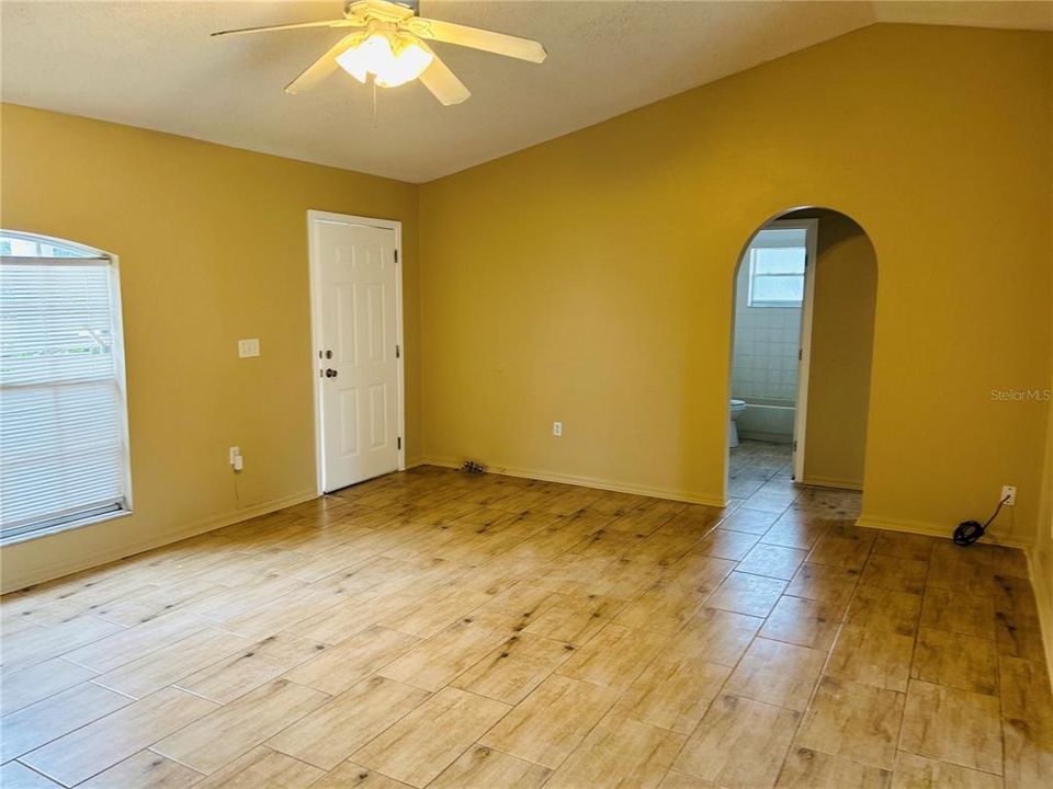 For Rent: $1,900 (3 beds, 2 baths, 1209 Square Feet)