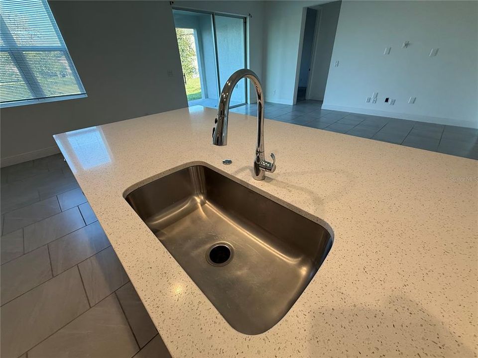 待售: $480,000 (4 贝兹, 2 浴室, 2080 平方英尺)